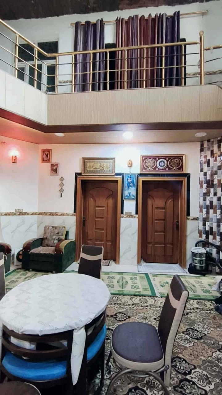 للبيع بيت ملك صرف مساحة 250 متر الطابق الاول غرفتين واستقبال مع صحيات خاصه للاستقبال وصاله ومطبخ وصحيات داخليه مع مخزن
الطابق الثاني ٣ غرف مع صالتين مع صحيات بناء 2019 منطقة ٦٠٠٠الاف قرب المدارس الصينيه *********** قل من طرف المندوبه ياعلي مدد هاي امانه عندك اخي واختي الكريمه
