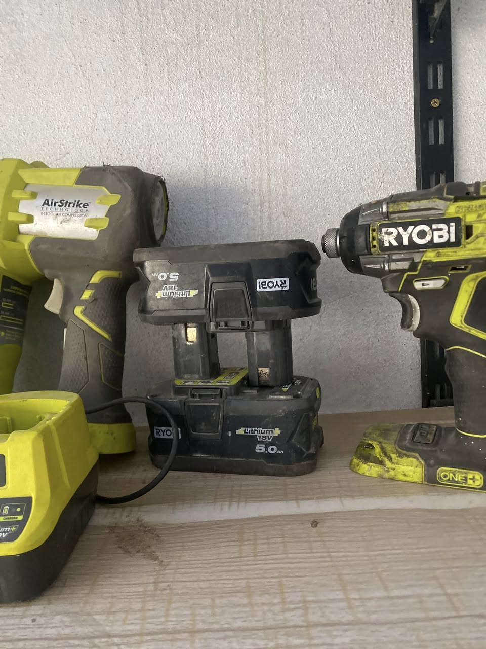 السلام عليكم ورحمة الله وبركاته
عدد يدويا للبيع  نظيفة استخدام منزلي شلعة وحده مكانهم بغداد الكرخ 

1- منشار تخريم منضدي ماركة وركس الغنية عن التعريف استعمال منزلي 

2- كت دريل 1/4 امباكت شركة ريوبي اليابانية الغنية عن التعريف 18 فولت 

3-بطاريات عددٍ إثنين 18 فولت  5 امبير ليثيوم 

4-شاحنات عدد اثنين شركة ريوبي 18 فولت 

5-كابسة خشب من 10mm الي 38mm شركة ريوبي 18 فولت 

6-مسدس بسمار خشب من 19mm الي 65mm شركة ريوبي 18 فولت 

الإتصال واتساب ***********
