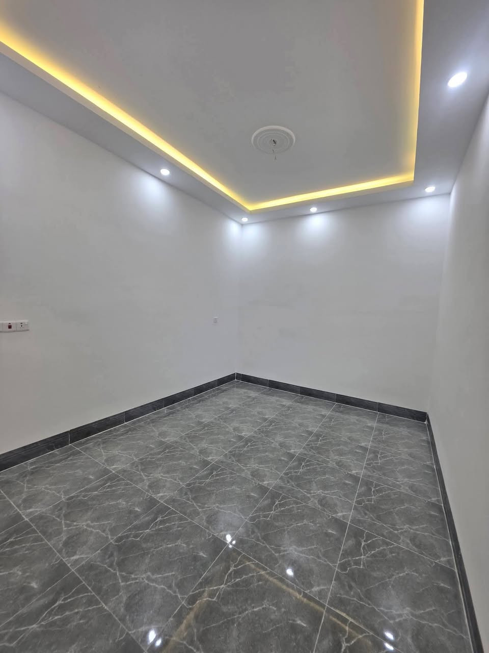 السلام عليكم
دارين تون زيرو للبيع
القادسية / حي الشهداء قرب المدرسة المستنصرية / شارع 20م  مساحة الدار الواحد : 126متر.     الواجهه 7م ونزال 18م 
4 غرف نوم الدار فول + سحب بورفايل + صالة وسطية 
سعر الدار الواحد: ب133 مليون قابل للتفاوض
للاستفسار الاتصال على رقم 
☎️ ***********
مكتب الأمين للعقار على شارع 60
الديون شارع 60 مقابل مجمع طيبة 2
