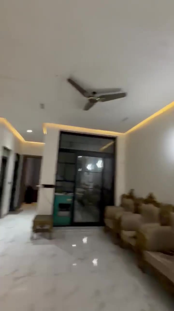 بيت للبيع في منطقة الدورة/ الثامنة/ سيطرة الحشد :
البيت 3 طوابق بناء حديث سنة 2025 مساحة 150 متر واجهة 7 ونص نزال 20
يحتوي على 6 غرف وحدة سويت و الثانية مشتمل غرفة ومطبخ و حمام و درج خارجي،
الطابق الاول / مطبخ حار وبارد و صالة وحديقة داخلية وحمام وغرفة تحتوي على دريسنك روم 
الطابق الثاني / غرفتين واحدة تحتوي على حمام داخلها و المشتل 
الطابق الثالث / غرفتين و صالة و حمام و سطح

للإستفسار الإتصال على الرقم : ***********
