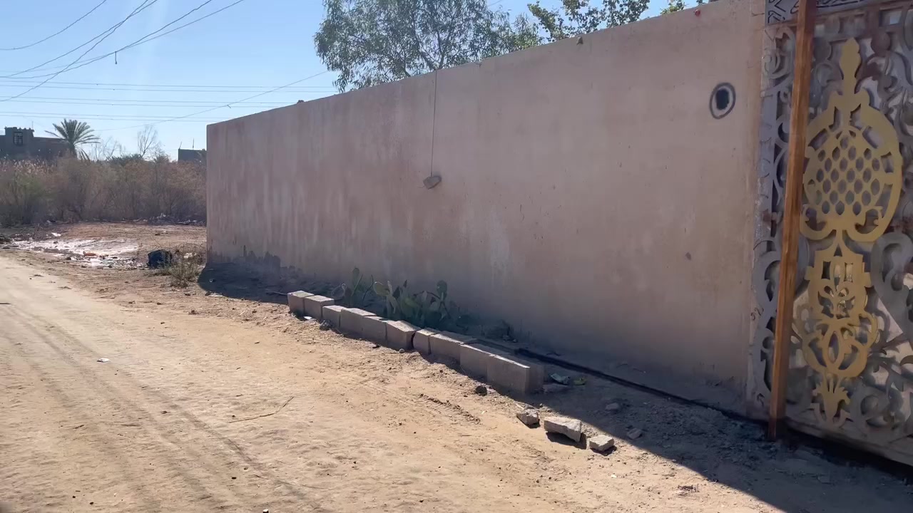 السلام عليكم بيت للبيع العنوان كربلاء المقدسه منطقة الامام عون  قرب البانزين خانه يبعد عن الشارع العام 450 مار المساحه الكليه 750 مساحة البناء 260 بي ثلاث غرف 4x5 وهول عدد 2 ومطبخ ودوانيه ومخزن وصحيات داخليه وخارجيه والباقي ساحه مزروعه خير من الله نبك زراعي 117 مفوض للطابو السعر 115 مليون وبي مجال شي بسيط للاستفسار ***********
