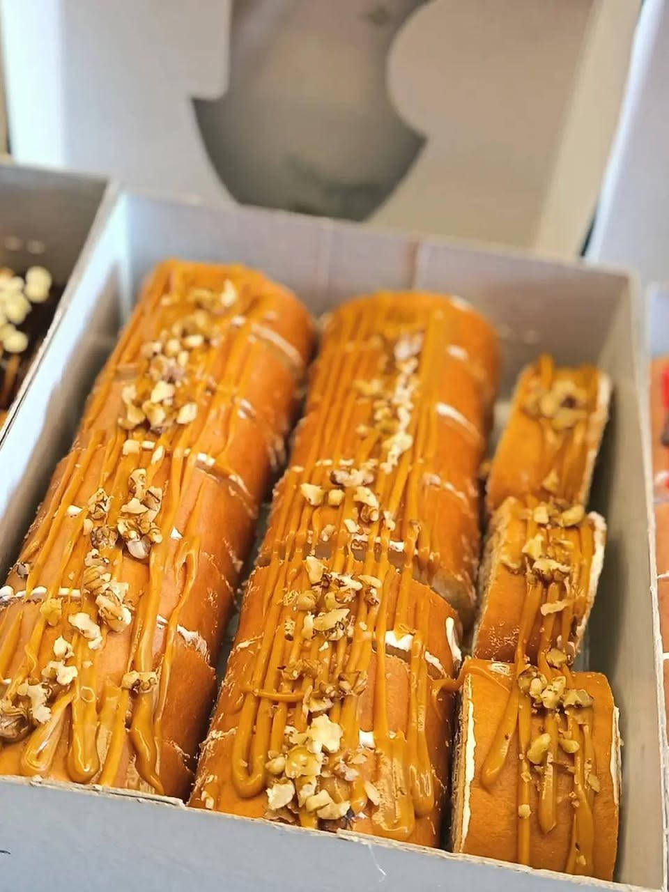 لازم تحلاية ورة الفطور 20 قطعة ب10 محشاية فراولة وكريمة والوجه كريمة وصوص شغل وهشاشة وطعم فووول يوجد لدينا خدمة توصيل وتكدر تستلم الطلب بنفسك للحجز والاستفسار مراسلة الصفحة أو ع الرقم واتساب 

***********
