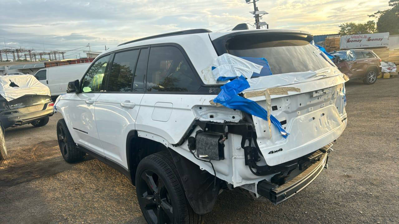 السلام عليكم جيب للبيع موديل 24 ذوي الشهداء مرقمه كامله بغداد سياره بدون***********
