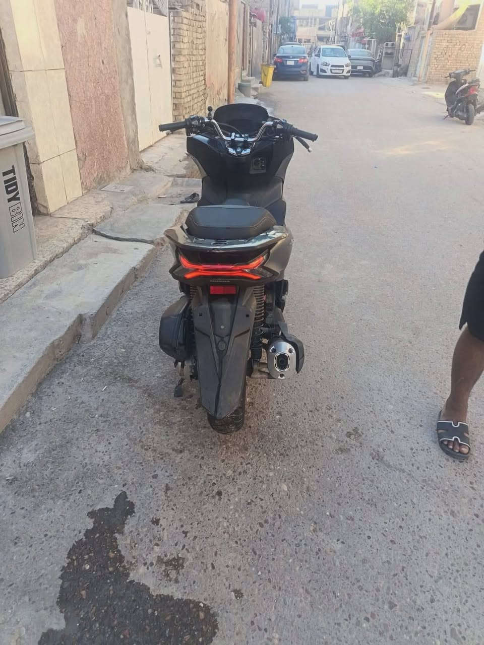 سلام عليكم Honda PCX 160 موديل 2023
ماشيه قليل مواصفات حديثه 
تبريد مائي.
حقن إلكتروني PGM-FI.
ناقل حركة أوتوماتيك CVT.
خزان وقود 8.1 لتر
إضاءة LED كاملة
شاشة رقمية
استهلاك وقود ممتاز يقارب 40–45 كم/لتر حسب القيادة.
متوفر خاص او اتصال 
***********
