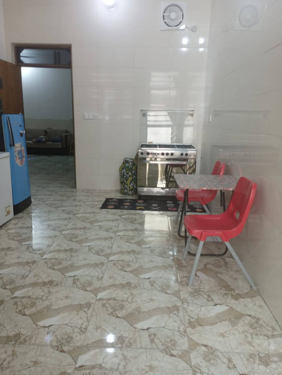 السلام عليكم
دار للبيع 
المساحه 200متر
الجبه8متر والنزال25متر
بناء طابوق السقف صب 
بناء حديث 
طابو زراعي سند25 تحويل مباشر 
عرض الشارع 8متر 
علي قماره مقابل اسواق حسون مخيف 
التفاصيل أكثر ***********
