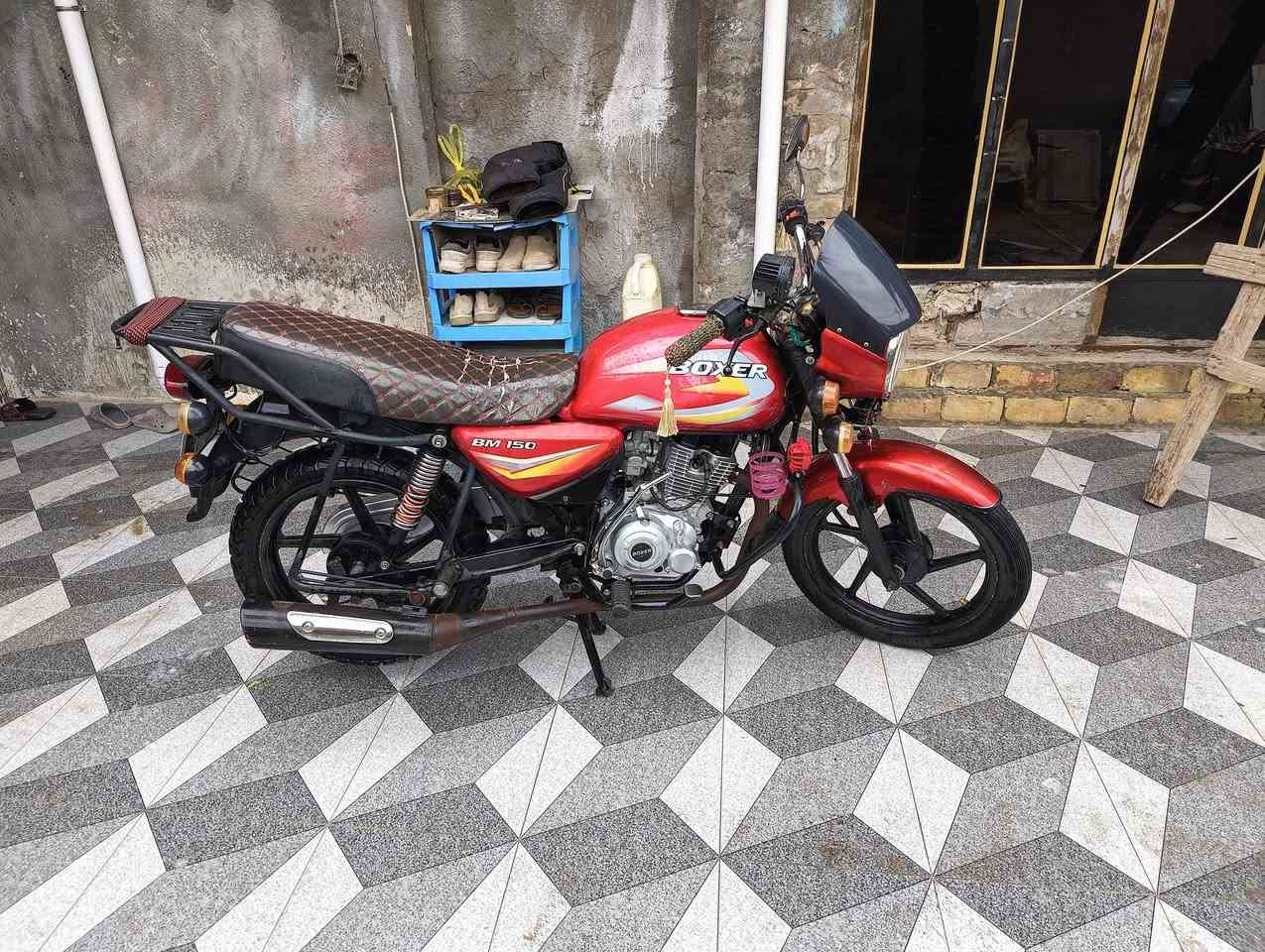 بوكسر موديل 21 نظافة مثل ماتشوفها مفوله محركها خير من الله وما مفتوح كهربائيات كلها شغاله لايتات بيها 6 ثنين بومه وثنين عدسه واحد لايت رئيسي واحد لايت كبير مربع مكاني (الكوت _الاحرار _ناحية فدك) رقمي ***********
