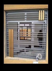 عمل الابواب والشبابيك وكافة انواع الحداده ٠٧٧١٣٨٤٢٦٦١ يوجد واتساب للاس...