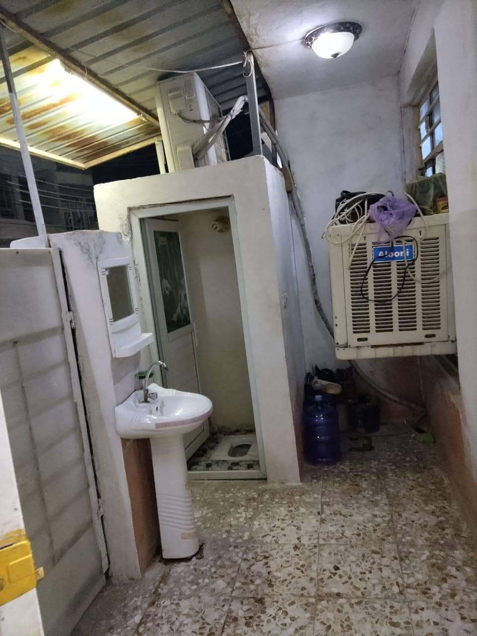 بيت للبيع مساحه 100 متر طابق ونص كامل خدمات مرفق الصور شارع البهادل مؤجر 400,000 للبيع ***********
