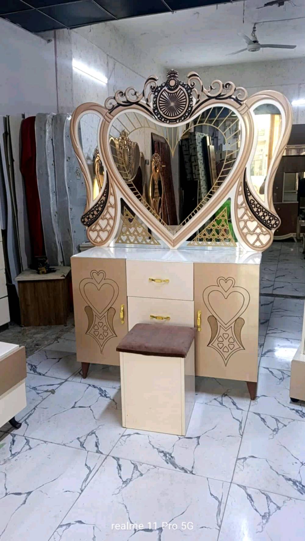 غرفه تركيه فول نضافه كنتور ضخم 3 متر سلايت 700 فقط واصل نقل وشد