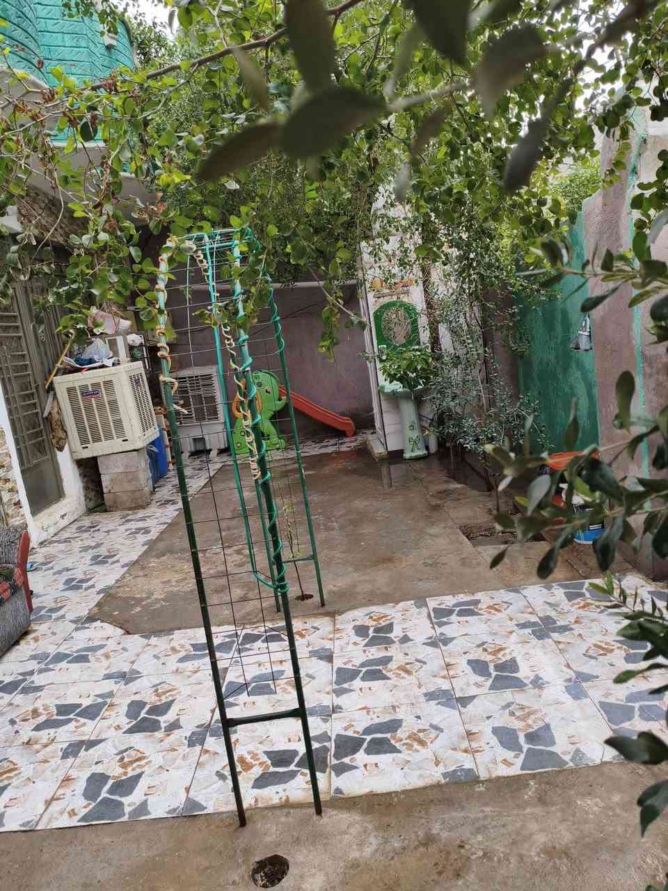 السلام عليكم بيت للبيع المساحه 165
طابق واحد السريدات القديمة المربع الثالث بيت جديد مرتب 
***********
