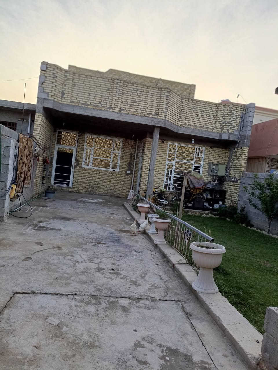 بيت للبيع
منطقه حواس منطقه الجشعم 
المساحه 350متر 
يحتوي /اربع غرف نوم /اثنين من الغرف سويت 
يحتوي على استقبال /و صاله عدد 2/
مطبخ حار مع بارد يحتوي على اربع حمامات 
حديقه كبيره 
بناء درجه اولاه طابوق ماعدا الطابق الثاني 
بناء جديد قريب على شارع العام
الاستفسار ***********
***********
