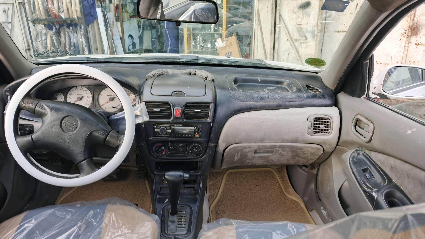 السلام عليكم
 نيسان صني موديل 2000(محور) سياره رقم انكليزي بابل اب اسمي تحويل ثاني يوم هزه جديده سنويه ل 29 كير ومحرك جديد توني شادهن تخم تاير تبريد شغال يراد له بس ربط بدي مكفول من الضربه القويه ما عاده طخه بالمدكر الامامي صفحة اليمنه السياره بيه نقوصات بصيطه بس مافرغ اسويهن مكاني البصره السعر 60وبيه مجال قليل رقمي***********