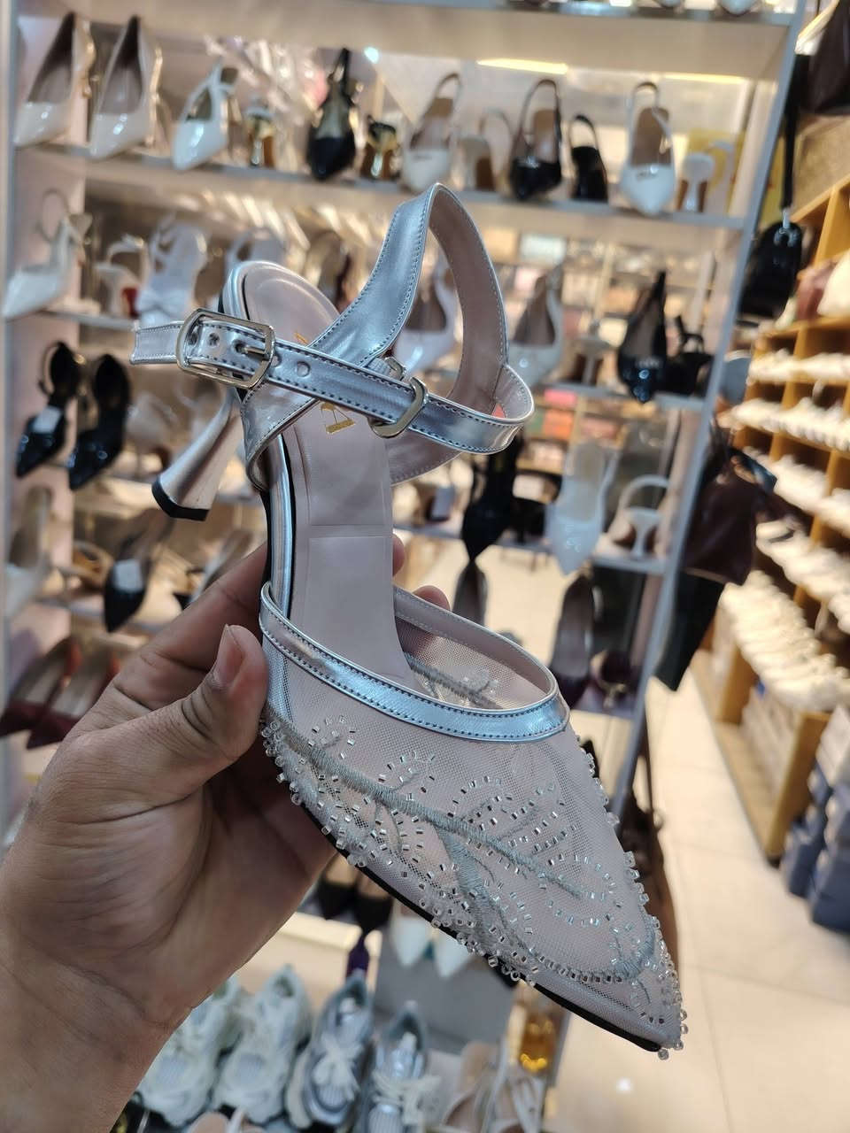 حذاء زارة كوالتي جدا راقي ارتفاع 7سم
قياسات من 37الى 40
عنوان المحل ديالى المقدادية حي المعلمين شارع المخضر مجمع العزاوي مقابل أزياء ناز
يوجد توصيل
واتساب ***********
