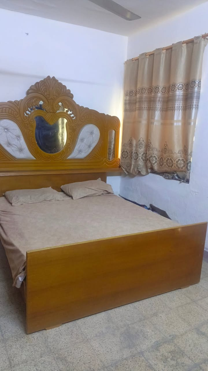 عارضه ب٦٠الميكرويف٥٠كنتور بابين١٥٠سريرنفر ٥٠ المكيف٢٥٠سبلت كري طنين نفيرتر٤٥٠سرير نفرين ١٠٠ميز طعام ١٠٠ كنتور ٥باب ٢٢٥ مرجوحه ٥٠ شاشه ٣٢بلا نت ٦٥بوفيه١٠٠مبرده ٦٥ توصيل اكو 
***********
