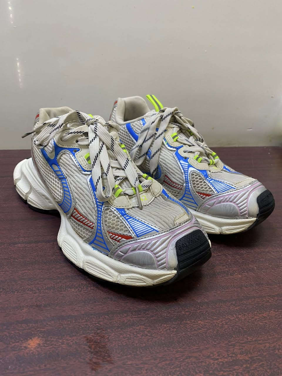 السلام عليكم 
حذاء بلنسياكا 
صنع فيتنامي 
قياس 42
سعر 25 الف 
مكاني بغداد بلديات 
رقمي *********** 
يوجد توصيل
