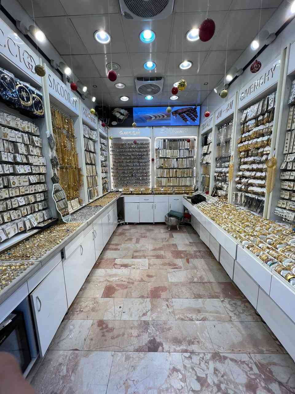 السلام عليكم ديكور محل اكسسوارات مستعمل نضيف كلش السعر 15 ورقه كامل فقط الديكوراتصال ***********
