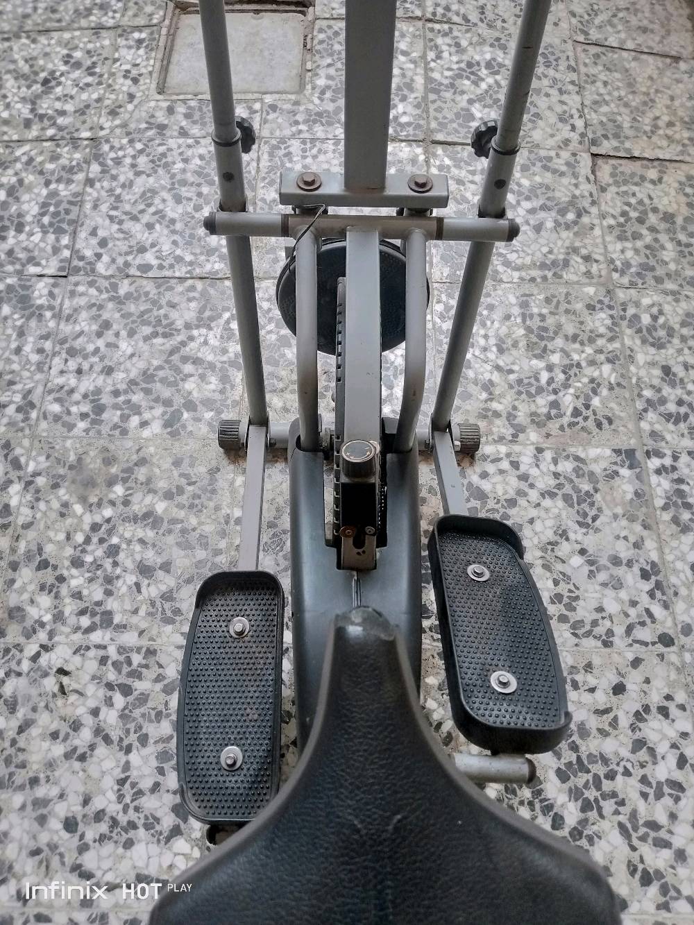 بسكل رياضي مع دوار ♻️ يمين يسار تحكم 10 وضعيات ركض قياس النبض ❤️ 
موقعي 📍 بغداد حي اور السعر 250 وبي مجال بصيط 

رقمي *********** وتساب