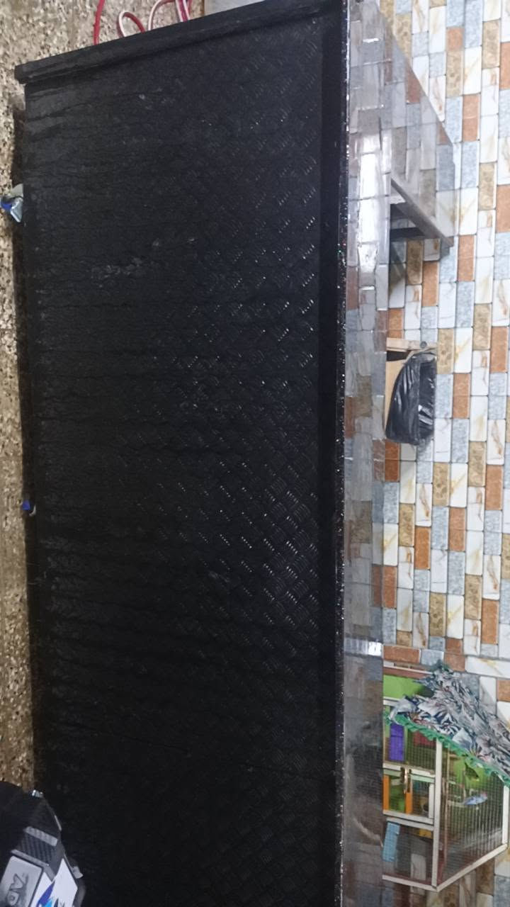 سلام عليكم الي يفيده ميز تزكام يفيد أهل المواكب أو العصائر تفصال مرمر بي رف ثاني جواا هم مرمر يعني طابقين  الحديد الي مشتغلي ابو 8ملم الكبير التأيرات 10الاكبار جلاتين يحتوى على تأسيس كهرباء داخلي كيبل مع 5نقاط حجريه اصليه مغلف جكر بليت 6ملم مصبوغ لون اسود مكان بغداد البلديات *********** ملاحضه الميز تفصاله حرف L
