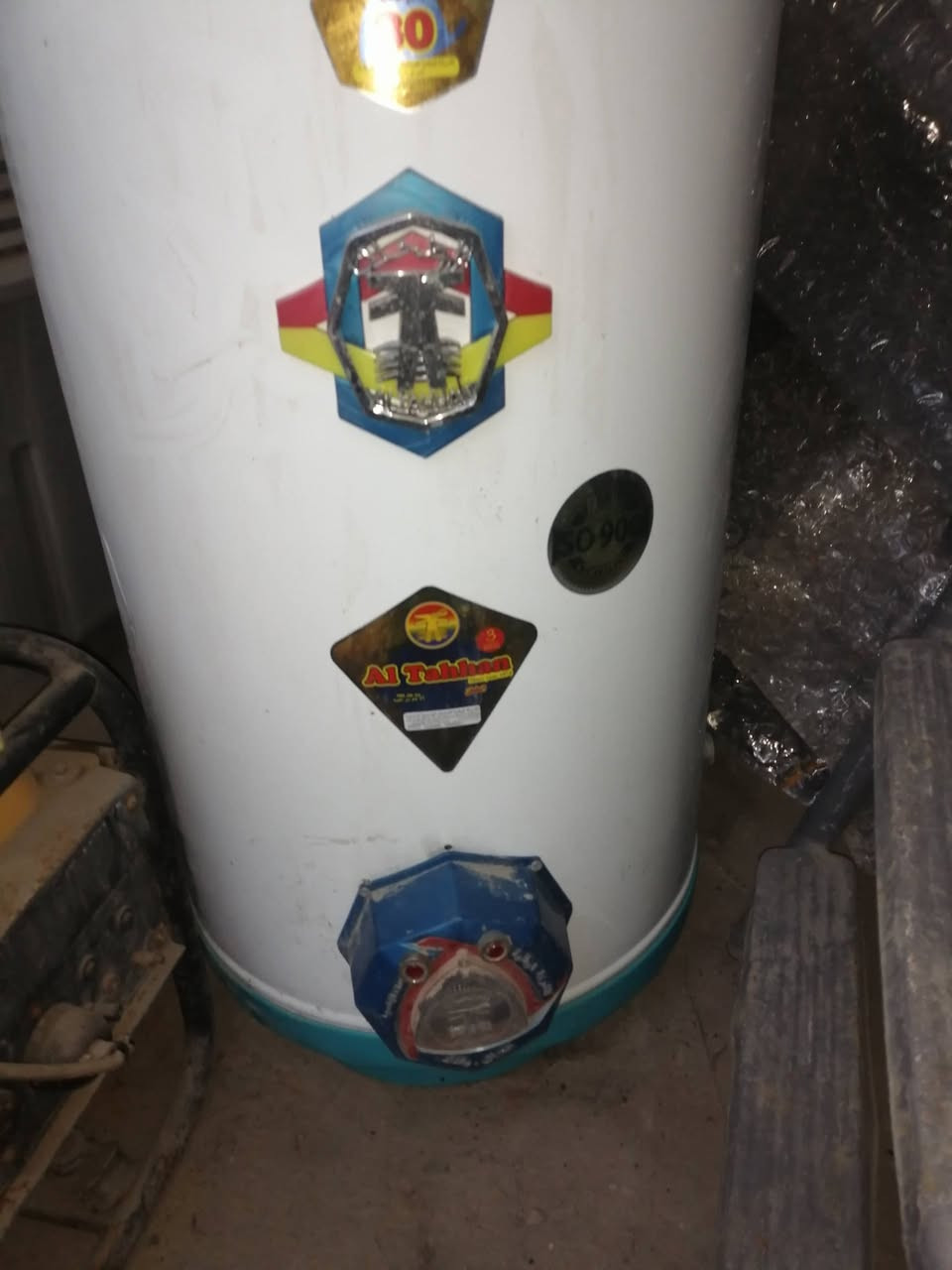 سلام عليكم.... سخان كهربائي للبيع حجم 120....التواصل مع رقم... ***********
