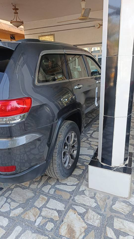 السلام عليكم شباب 
جيب 2014 فول عدة الفتحة السيارة حلوة ومال جناي للبيع سونارهة مرفق بالصور السعر 180 وبيها مجال قليل 
مكان السيارة التاجي للاستفسار  *********** بغداد, العراق
