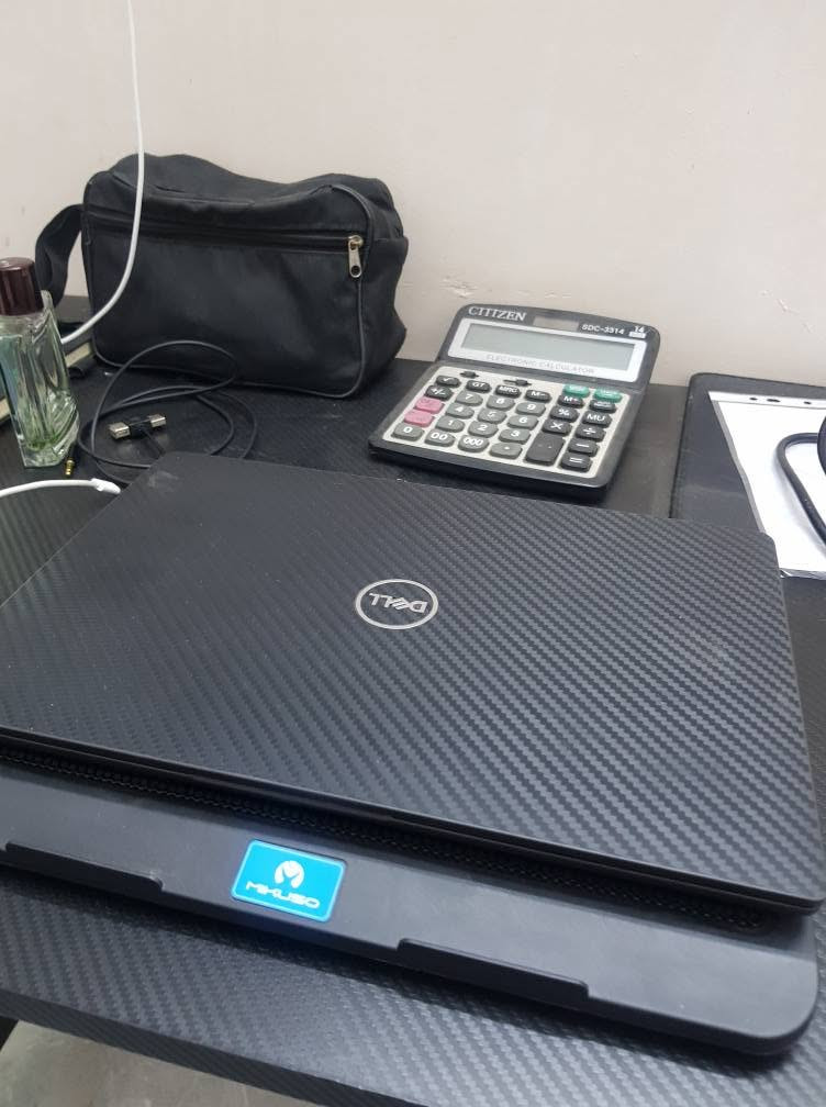 ‏🔥 عرض كامل ومميز | Dell Latitude 7410 + هدايا مجانية 🔥
​لابتوب عملي، أنيق، وسريع جداً لإدارة الأعمال، الحسابات، والدراسة... مع ملحقات ومميزات إضافية!
​✨ مواصفات اللابتوب:

​الموديل: Dell Latitude 7410 (سلسلة الأعمال الاحترافية)

​المعالج: Intel Core i5 (الجيل العاشر - 10th Gen)

​الذاكرة العشوائية (RAM): 16GB (أداء سلس جداً للتنقل بين البرامج)

​التخزين: SSD 256GB (سرعة فائقة في التشغيل وفتح الملفات)

​الشاشة: 14 بوصة تلمس (Touchscreen) وبدقة عالية

​النظام: يعمل بنظام Windows 11

​الحالة: مستعمل أوربي بحالة ممتازة جداً

​🎁 الهدايا المجانية مع الجهاز:

​مروحة تبريد (Cooling Pad) للمحافظة على حرارة الجهاز أثناء العمل الطويل.

​بيت هارد خارجي (Hard Drive Enclosure) لنقل البيانات وتحويل أي هارد قديم إلى هارد خارجي سريع بكل سهولة.

​💰 السعر المطلوب: 265,000 دينار عراقي فقط!
​📍 الموقع  كركوك / للتواصل:
[***********] كركوك, العراق
