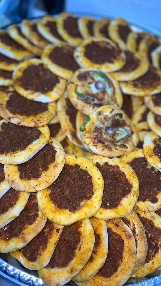 🌙✨ عروض شهر محرم من مطبخ بركات الزهراء ✨🌙

عروضنا جاهزة لخدمتكم ولمجالسكم الحسينية 🤍

🍽️ ٥٠ كبة تمن بـ ٢٠ ألف  
🍽️ ١٠٠ كبة تمن بـ ٣٠ ألف (لحم ذبح)

🍕 مني بيتزا ٢٥ قطعة بـ ١٢ ألف  
🥟 فطائر ٢٥ قطعة بـ ١٢ ألف  
🥩 لحم بعجين ٢٥ قطعة بـ ١١ ألف

🍰 كيكة شاي بـ ٦ آلاف  
🍪 كليجة بـ ٧ آلاف للكيلو  
(كل الحشوات متوفرة ماعدا الجوز)

🎁 تريدون توزيعات للمجالس؟  
عدنا خصم خاص إلكم 🤍  
راسلونا وتدللون


**إذا كنت صاحب هذا الإعلان وتريد حذفه لأي سبب، رجاءا أرسل رسالة إلى الدعم الفني**