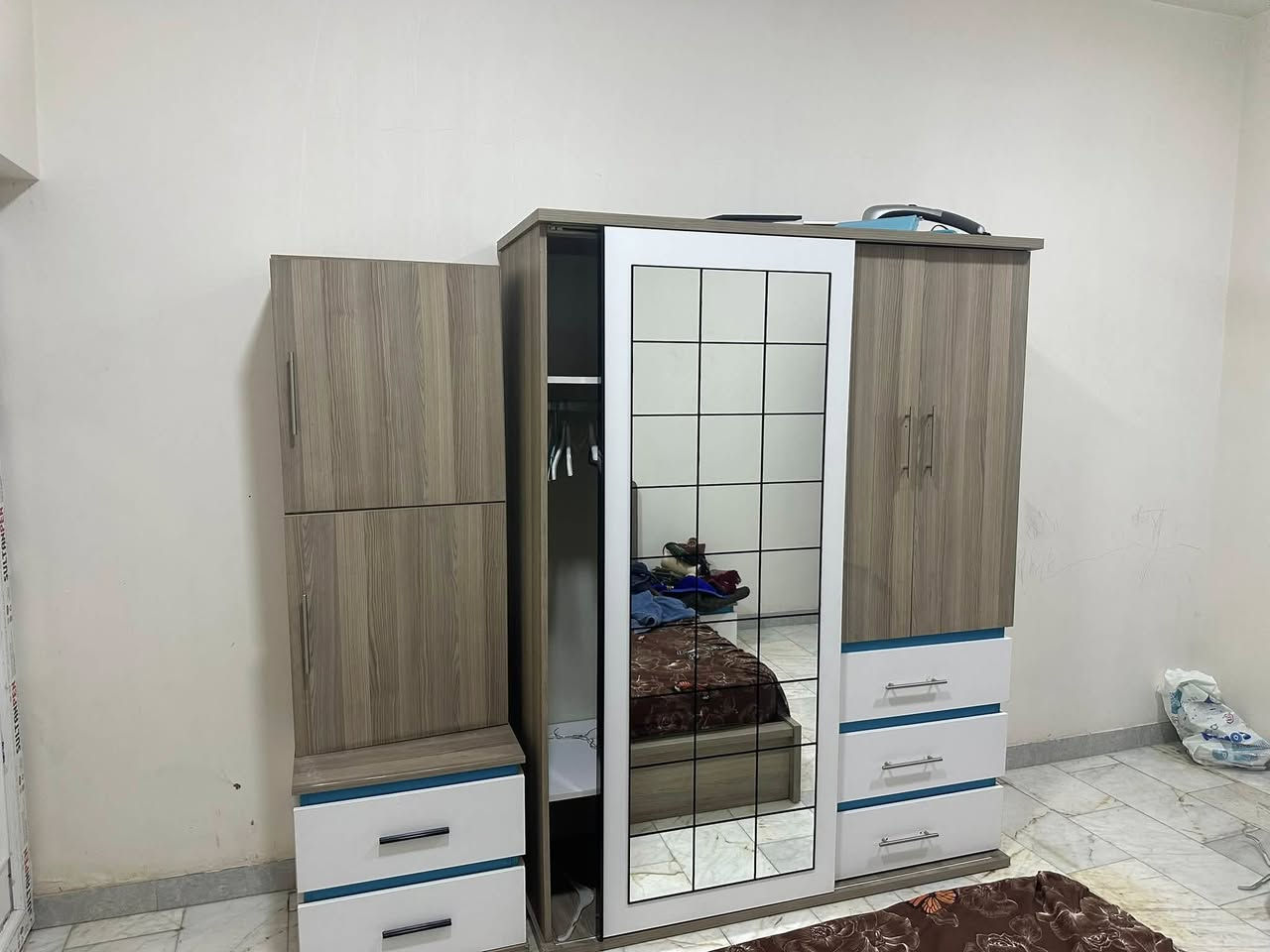 السلام عليكم 
غرفه شبابيه قياسه 120*200 متكونه من 5 قطع بعده جديده سعره 350 الف مكاني حي العدل ***********
