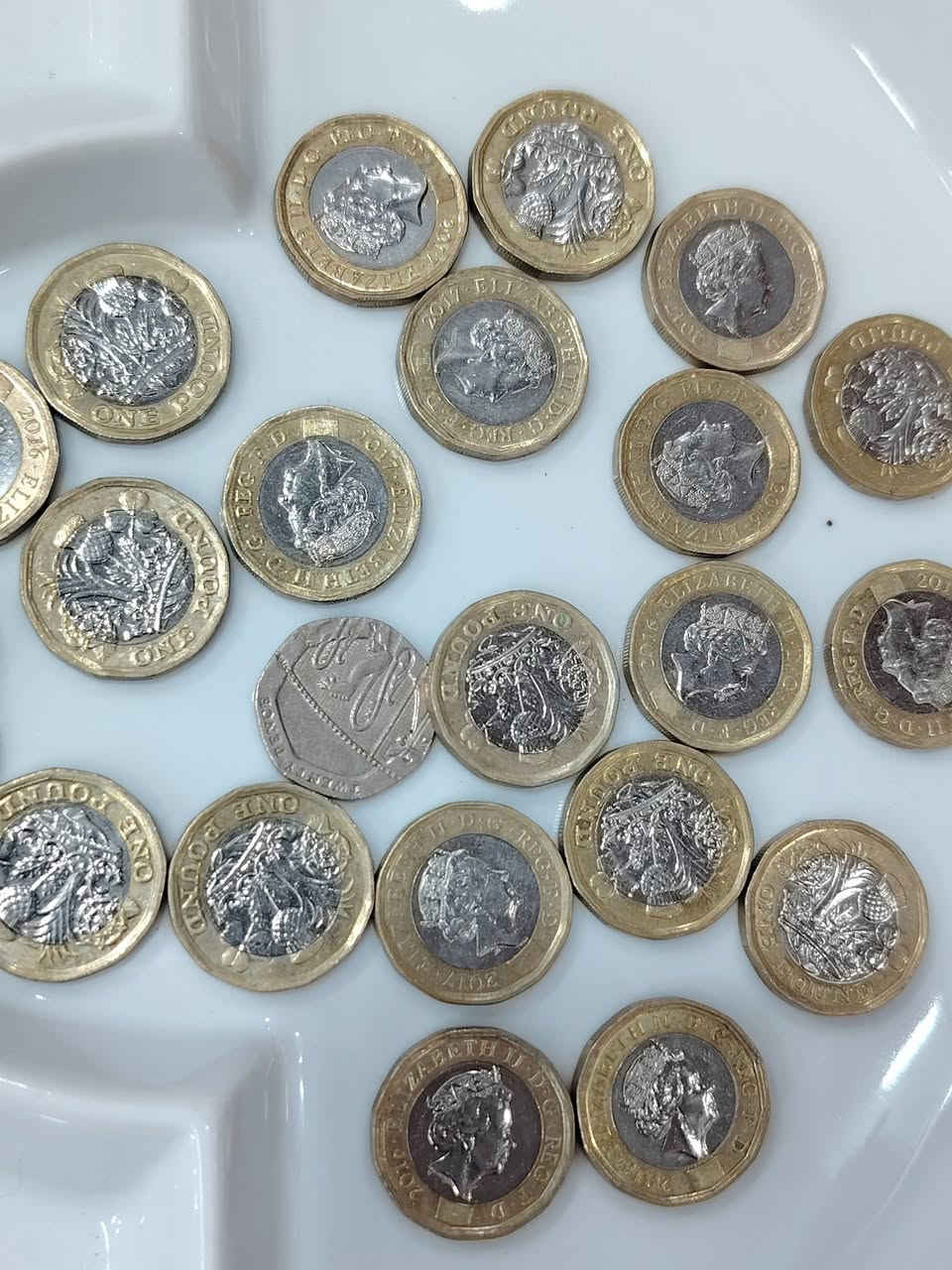 سلام عليكم عندي هاي العملات اشةد تسوه ومنو يشتريها


**إذا كنت صاحب هذا الإعلان وتريد حذفه لأي سبب، رجاءا أرسل رسالة إلى الدعم الفني**