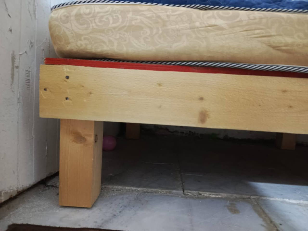 جرباية ام نفر واحد خشب صاج  الاصلي وكاعيتها خشب بوك الثخين كما موضح بصور  جرباية نضيفة جدا يبيعونها 65الف اني أبيعها  ب30الف  فقط لتواصل على الخاص عنواني بغداد شارع فلسطين   توصيلها عليك  لايوجد لدي خدمة توصيل


**إذا كنت صاحب هذا الإعلان وتريد حذفه لأي سبب، رجاءا أرسل رسالة إلى الدعم الفني**