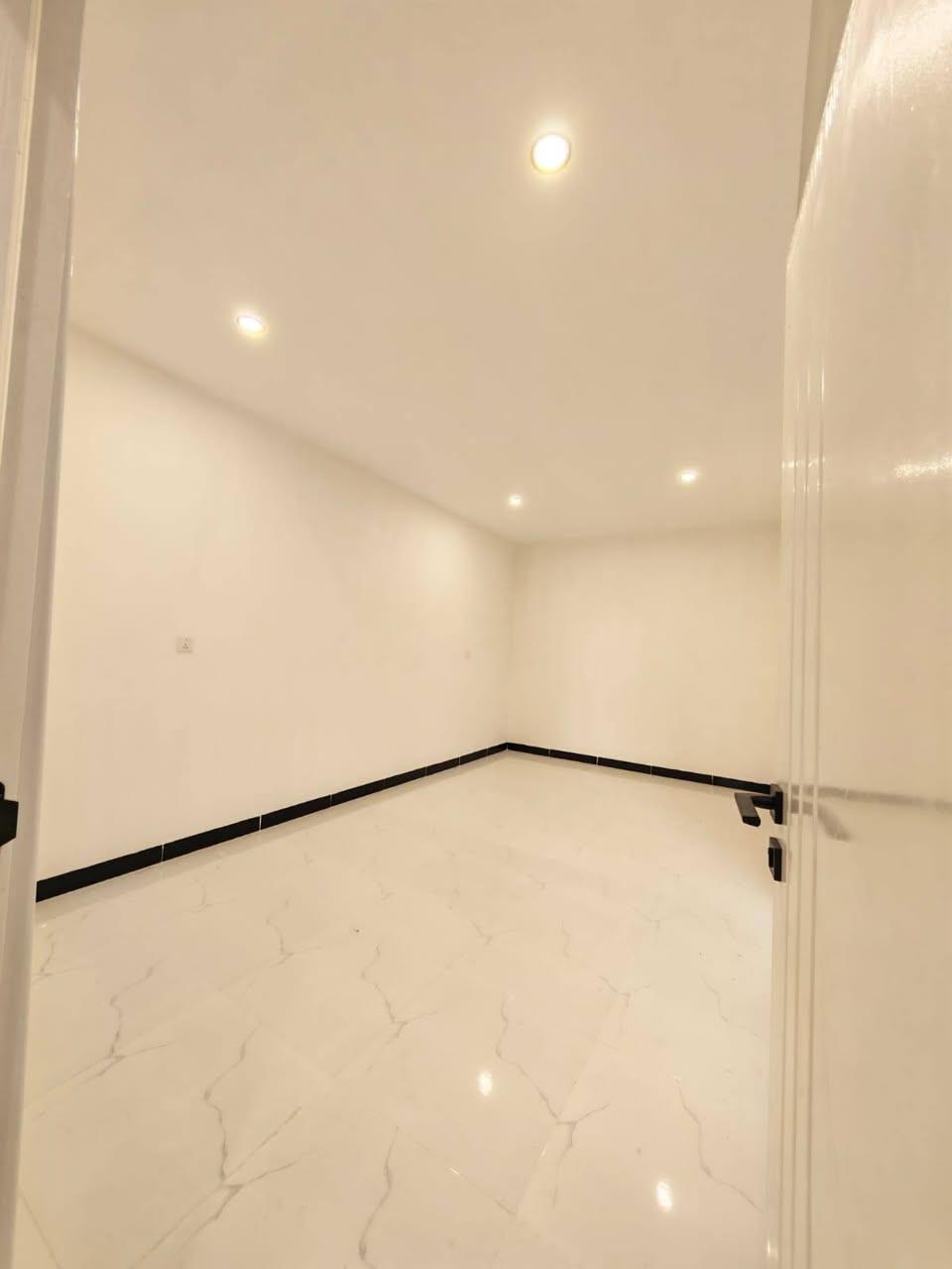 خانوویەکی "لوکس" لە دڵی فەرمانبەران! ✨
​✅ سفر و ئامادە بۆ نیشتەجێبوون
✅ 125 مەتر - پێش خدمات
✅ تێکەڵبە و کوالێتی بەرز (بۆ تەمەن دروستکراوە)
✅ نزیکترین خاڵ لە شەقامی 120 مەتری
​🔸 4 ژووری نوستن
🔸 میوان و هۆڵی گەورە
🔸 مەتبەخی سارد و گەرم
​💵 نرخ تەنها: 12 دەفتەر و 10 وەرەقە (مجال)
📍 پەلە بکە پێش ئەوەی لەدەستت بچێت!
📲 تەلەفۆن: ***********
​
​لا تشتري دار.. اشتري راحة بال! 🏠✨
​دار جديدة (صفر) بتصميم ملكي في حي الفرمانبەران:
​📍 الموقع: خلف شارع 120 متري مباشرة (موقع استراتيجي).
​📏 المساحة: 125م مع شارع عريض (15م).
​🛠️ التنفيذ: بناء درجة أولى (تيكڵبە) بأرقى المواد.
​🛌 التفاصيل: 4 غرف نوم + مطبخ نظام حار وبارد.
​💰 السعر: 12.10$ (وبيه مجال للطيبين).
📞 للحجز والاستفسار: ***********
