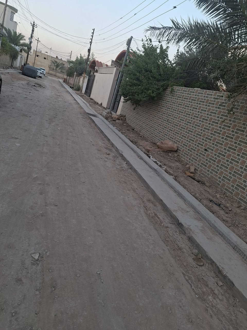 يا الله بيت للبيع طابو صرف 
دور النسيج ٣٠٠ متر طابقين 
الغرف عدد ٦ ثنين جوه ٤فوك
صالتين براني ١٠ في ٤
صحيات خارجيه وداخليه 
حديقه +طارمه
البيت مرتب ونظيف مسلح ارظيه وسقف 
الاستفسار واتس أو الاتصال  ***********
