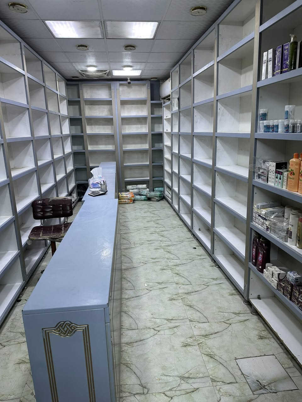 سلام عليكم ديكور مستخدم خشب صاج درجه اولى اوزان ثقيله 

القياسات 6x2 طول كل جهه 6 مترات 
الارتفاع 2.5 مترين ونص 
العرض 2.5 مترين ونص 
النزال 25 سانتيم تقريباً 
يحتوي على 126 رف 
يحتوي على ميز عدد 3 طول كل ميز 1.85 ارتفاع 90 
كلشي موجود بالصور والفديو 

اتصال ***********
*********** واتساب
