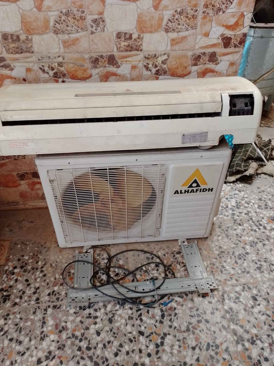 السلام عليكم 
سبلت الحافض 2 طن 
كامل و الغاز مالته موجود بي و مسدود 
و حته ويا بواري 5 متر كامل مكمل بس 
جيب وشد سعره 350 العنوان بغداد تقاطع درويش 
شارع كفائات السيديه الرقم *********** ما متواجد على الفيس ليحب يراسلني واتساب او ينتصل على الرقم
