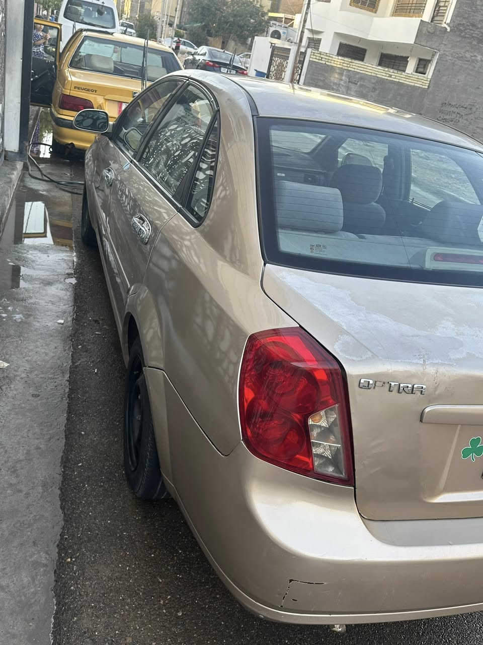 السلام عليكم ورحمة الله وبركاته.                            اوبترا 2006لون اصفر ذهبي سياره مكينتها بيها تبخير خفيف صدرها نضيف بنسبه 60./‘ رقمها بغداد تحويل مباشر السياره كامله مكمله والسياره موضح كلشي عليها بل صور كشرها نضيف وداخلها نضيف كلش 
سعر السياره 63 بيها مجال 
عنوان السياره بغداد الغزاليه 
رقم الهاتف:***********
