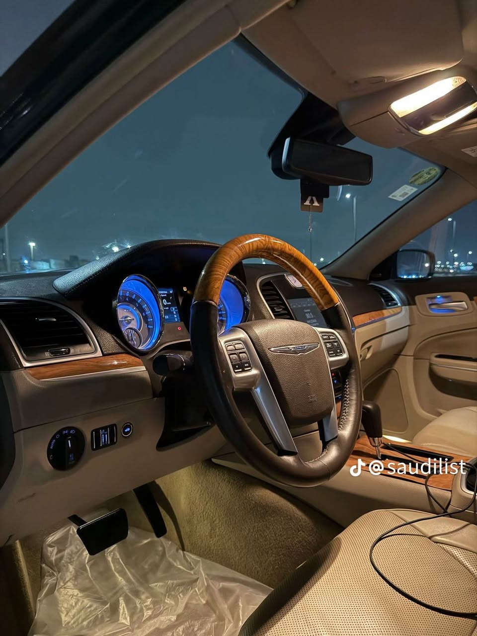 السلام عليكم كراسلر C300 هيمي 2014 خير من الله وارد امريكي حادث دعاميه وجاملغ مبدل خلفي  حداديه وصدر جديد طخم تاير جديد للتوصل وات ساب***********
