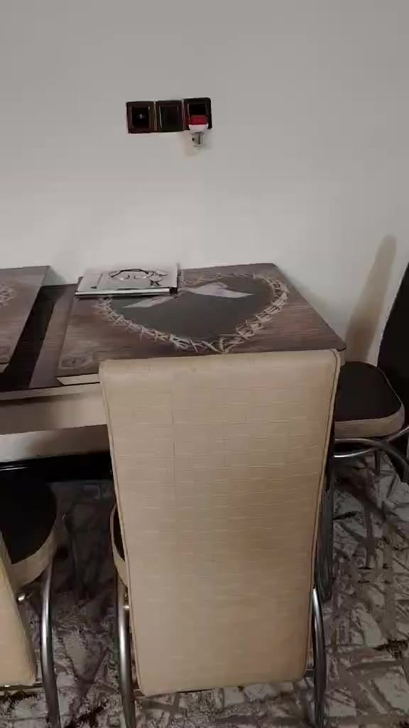 غراض منزل للبيع ..  ممستعملات هواي اخو الجديد.  الي يريد يتصل ع رقم ***********
