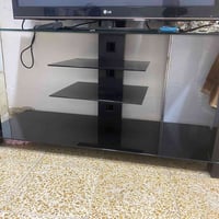 ميز زجاجي • نظيف حيل