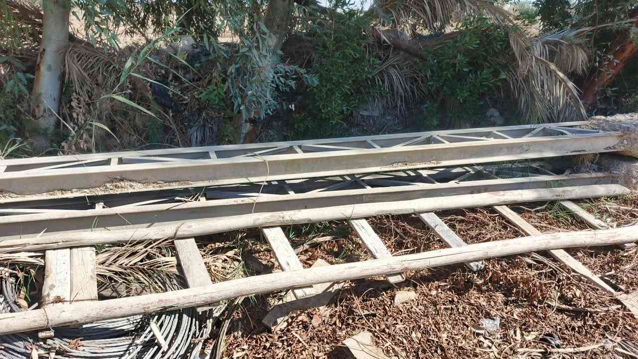 السلام عليكم تيل عدد 2 طول 8 متر وبي صبه متر ونص تقريبا مشبج 
مع لفتين سلك طول 400 متر للبيع 
سعرهن كلهن 800الف ***********
عنوان واسط قضاء الحي
