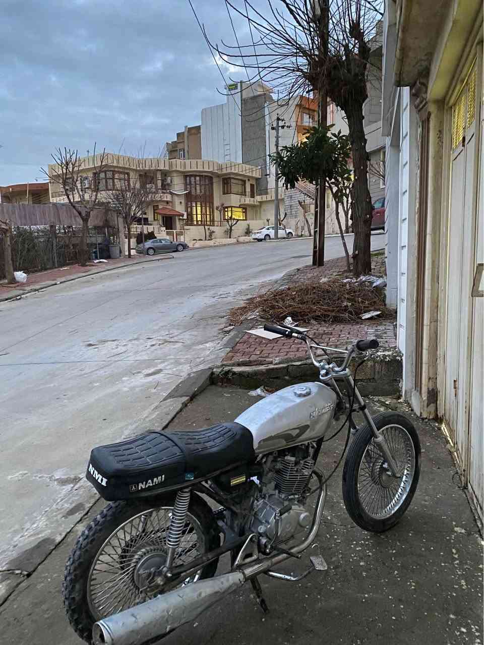 ماتۆرەکە  شفتەیە ماڵەکە ئاوا ئەفرۆشم
هەردوو ویلەکەی سفرە بێ عەیبە
دەبڵی دواوەی بێعەیبە شانسی لەحمیو تەقیوی نیە
وەکو موسرەف مەکەینەی  بەس
دەکەڵ ئەکا سەوتی تیایە 
قۆڵ نیە
ماتۆرەکە لە سلێامنیەڤ
سعری ١٧٠هەزارو مەعاملەیەکی کەمە
رەقەم *********** السليمانية, العراق
