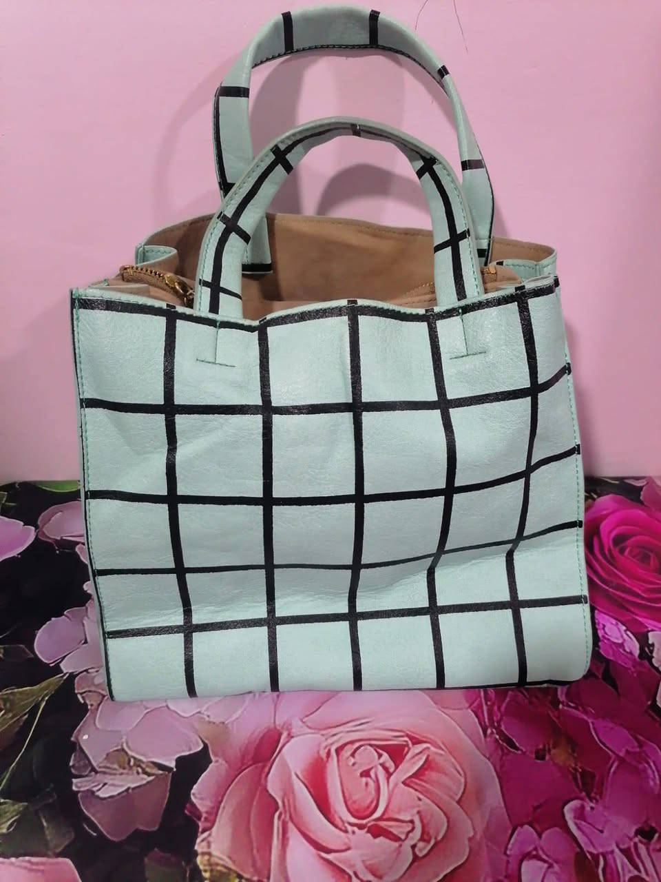 السلام عليكم  جنط نسائيه عنوان المحل ابي غرق السوك مقابل مجمع الحسين الطبي مجاور  ابو الالبان فرع المخبز الاتصال *********** اهلا وسهلا يوجد توصيل
