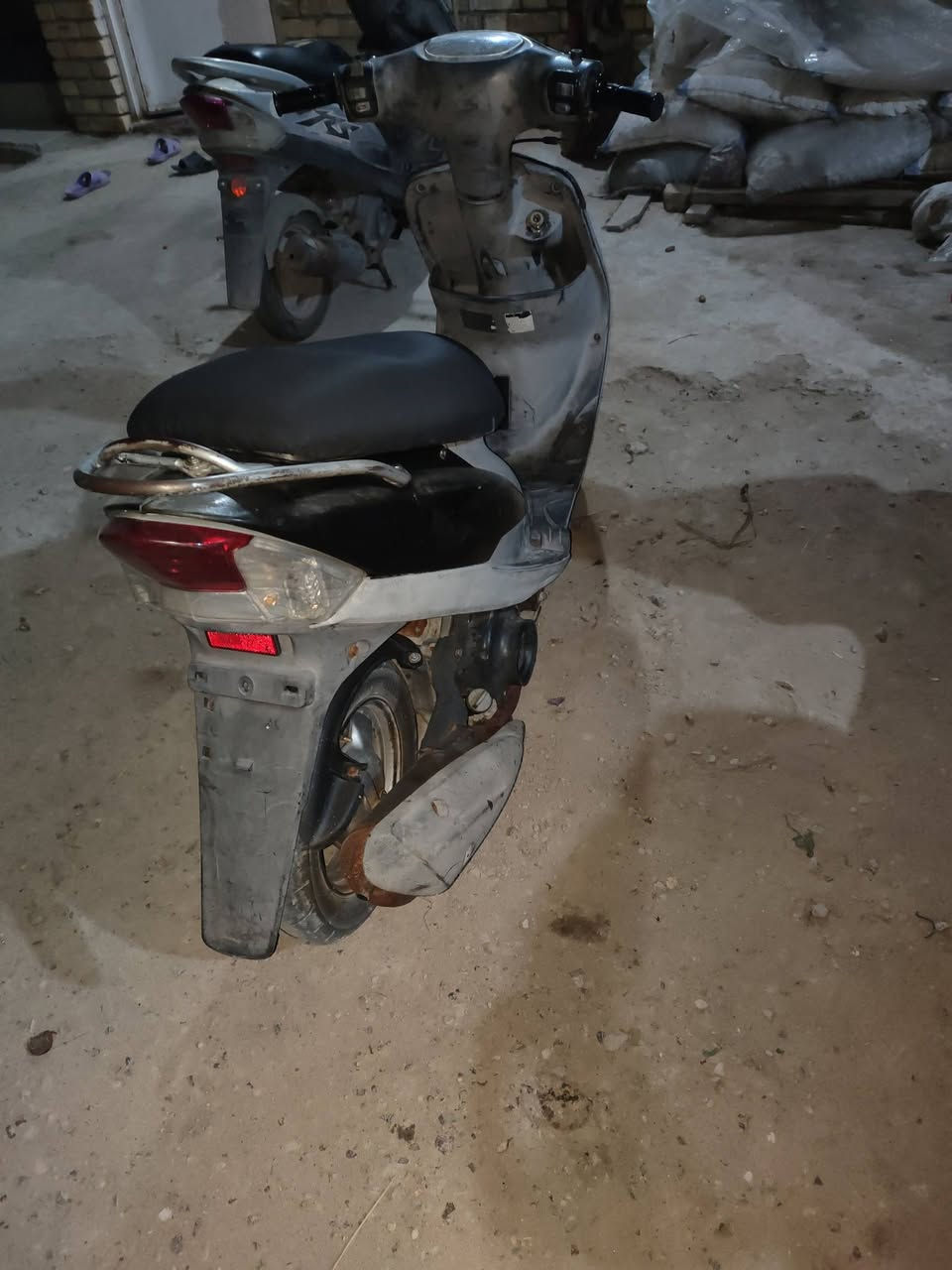 السلام عليكم دراجه قجمه للبيع السعر 700 وبيها مجال للعلم الدراجه مشتريها ما مفتوح بعد ماعرف اني يريد يجي يشرفه مفتوحه لا قضاء المدينه بن منصور ***********
