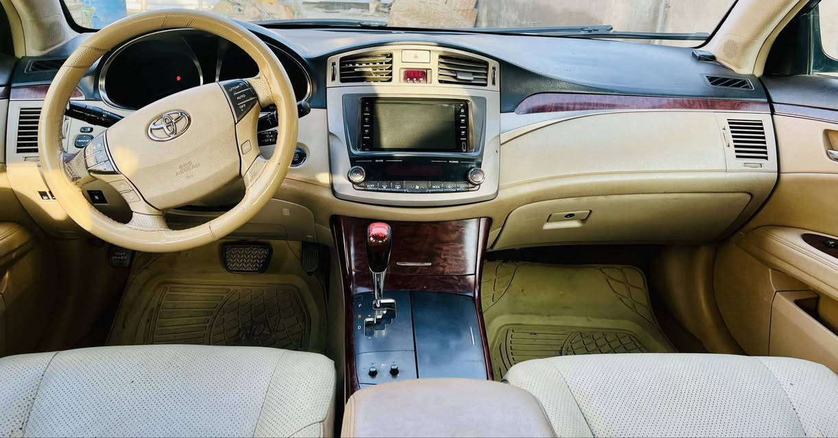 أڤلون 2012 
فول 1/1
كلين بدون ضرر مجرد شخوط مثل مامبين بالصوره لاصبغ ولا تبديل
گير محرك صدر كله جديد
سيارة نضيفه ومرتبه
موبايل ***********
