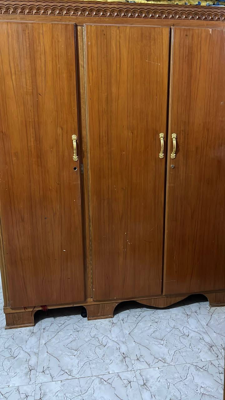 سلام عليكم كنتور ابو 4
نظيف جدآ 
سعره ٣٠٠ وبي مجال 
عوزه فقط قفاله
***********
