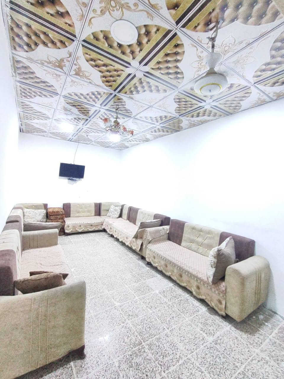 بيت ركن في القشله يم مدارس الوقف الشيعي 
تفاصيل : طابق ونص  كونكريت مسلح 
: يتكون من ثلاث اغرف ومطبخ وصاله واستقبال وصحياتي  داخليه و خارجيه  الاستفسار الاتصال ع رقم ***********
