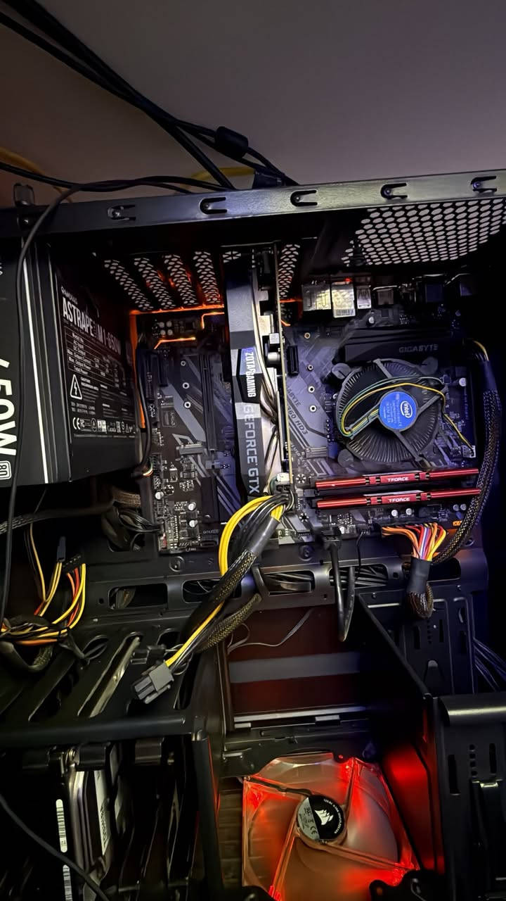 السلام عليكم pc كيمنك للبيع

المواصفات :
باور سبلاي650w

Processor    Intel(R) Core(TM) i5-9400F CPU 2.90GHz   2.90 GHz

Installed RAM    16.0 GB

Storage    932 GB HDD TOSHIBA DT01ACA100, 224 GB SSD GIGABYTE GP-GSTFS31240GNTD

كرت شاشه : Graphics Card    NVIDIA GeForce GTX 1660 (6 G

System Type    64-bit operating system, x64-based 
processor

نضيفه كلش  كما موضح في الصوره استخدام قليل اي قطعه داخل الكيس ما مفتوح من شتريتهة لحد الان بس مبدل معجون مال معالج  
اي استفسار راسلني خاص 

(السعر 550 بيهة مجال قليل)


**إذا كنت صاحب هذا الإعلان وتريد حذفه لأي سبب، رجاءا أرسل رسالة إلى الدعم الفني**