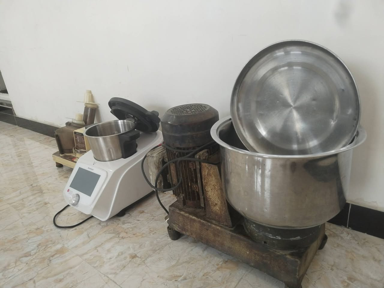 اسلام عليكم من رخصت الادمن اريد أعرض أغراض مطعم للبيع ماكنت حمص صناعيه للبيع مع كنارات لحم مع خلاط ٣ك نوع سلفر كرست الألماني سعر ١٠٠ الف مع خلاط ست البيت نوع سوني ياباني سعر ٥٠ الف مكاني بغداد الصليخ رقمي ***********
