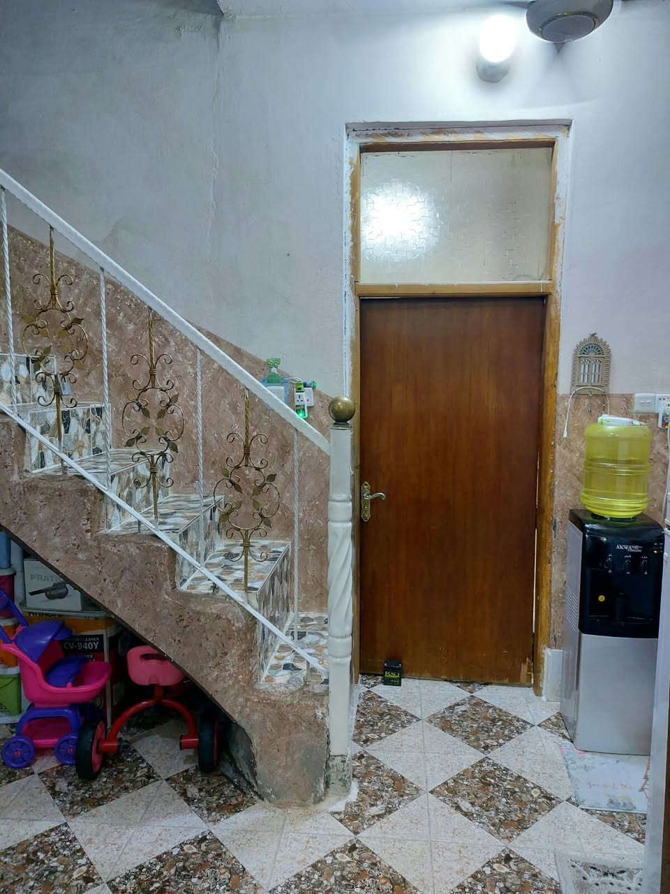 دار للبيع المساحة 100 م2 طابو زراعي طابق واحد
يحتوي على غرفة نوم 5*5 مطبخ 3*3 استقبال 3*5 وصالة وحمام وصحيات كراج ارضية سيراميك البيت ارضيته سيراميك وكذلك جدران المطبخ والحمام البيت بيه سطحين ينبني 3 غرف 
بناء 2015 
الموقع حي صدام قرب اسواق السلام 
السعر  58 مليون وبيه مجال للاستفسار على الرقم ***********
