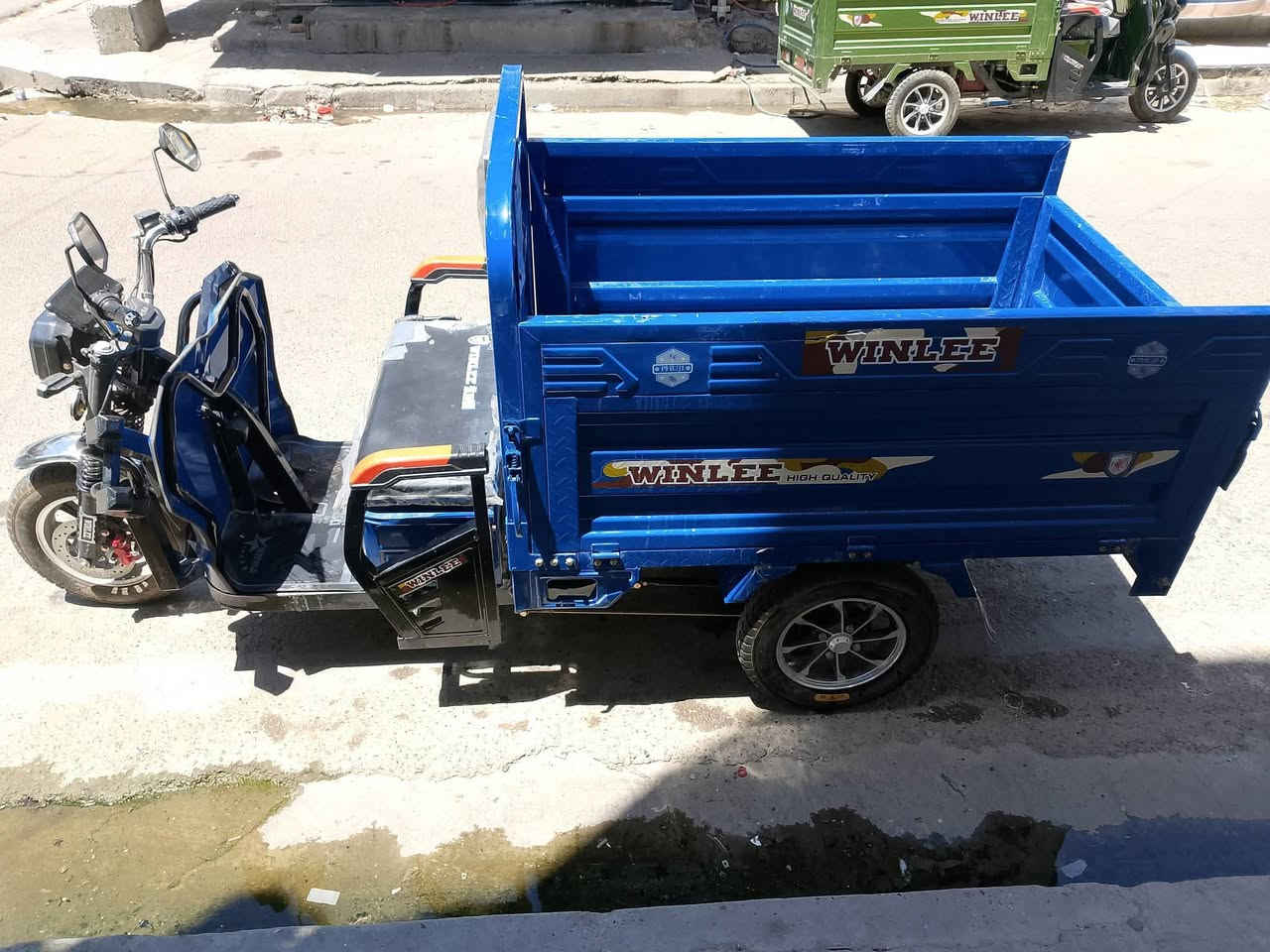 السلام عليكم ستونه شحن للبيع مواصفات كامله حجم كبير بطريات جدد زيرو ستوته موديل سته وعشرين ستوته بعدها اخت جديده خابر ودالل بغداد شارع حيفا  سعرها مليون و 300 بركات بل يد ورجل ***********
