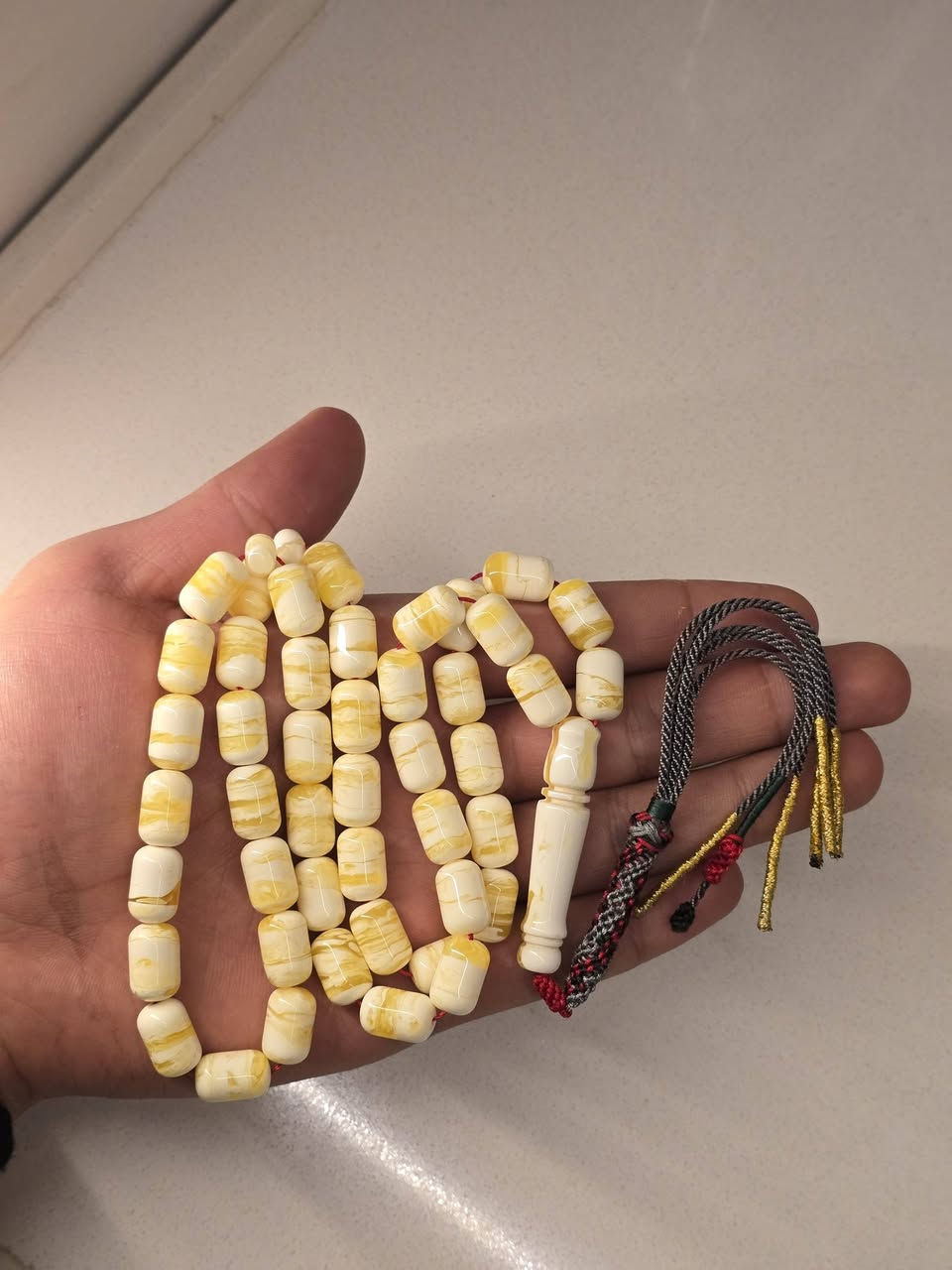 السلام عليكم اخوان مسبحتين سندلس ومستكه كويتي كركوشه VIP وقطع روعه المستكه 45خرزه الوزن 42والسندلس 47خرزه  والوزن 80للمهتم الرقم ***********واتساب او خاص
