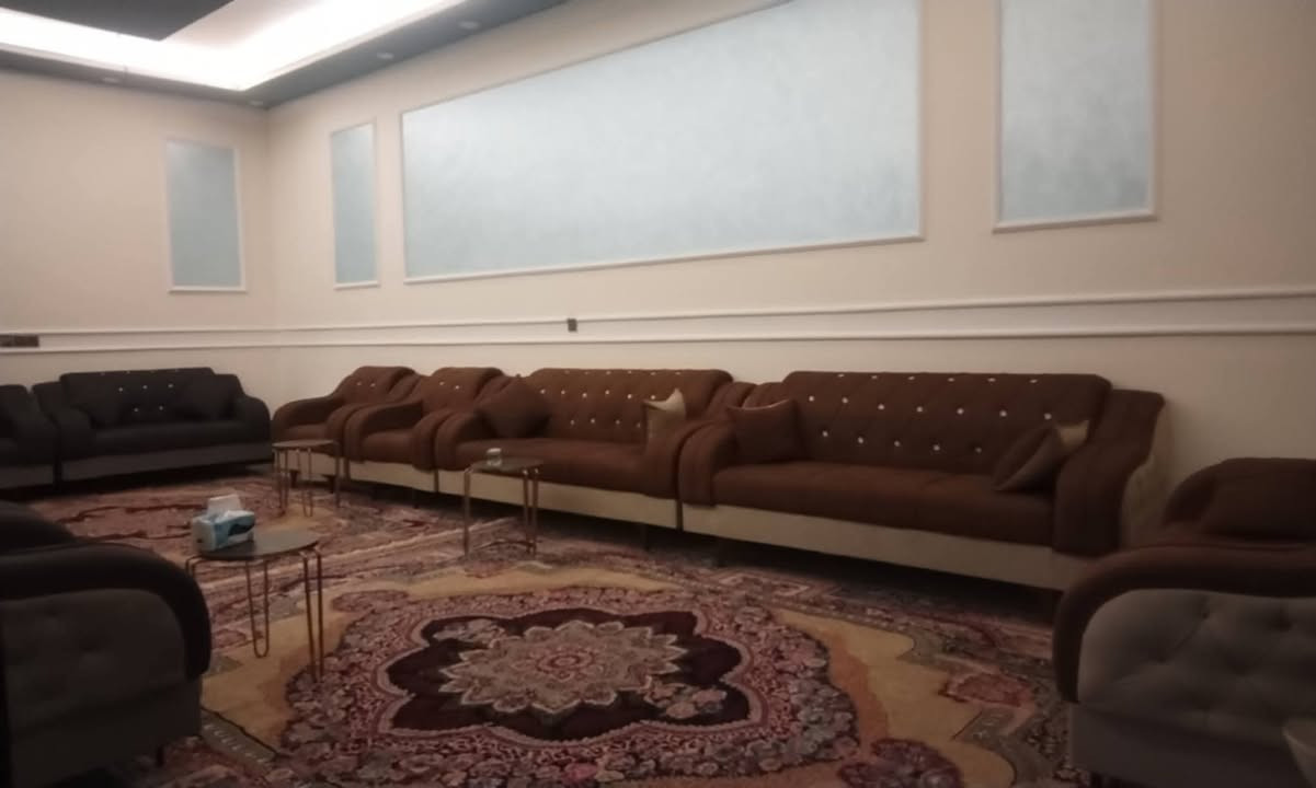 نستمر بالعروض بيت مساحه 350متر حي الامين الاول شارع التنانير 2غرف مطبخ صاله استقبال وكراج بناء حديث موقع كلش حلو بصف المدرسه خدمات كامله *********** الي عنده عرض يدزه خاص مع تفاصيله
